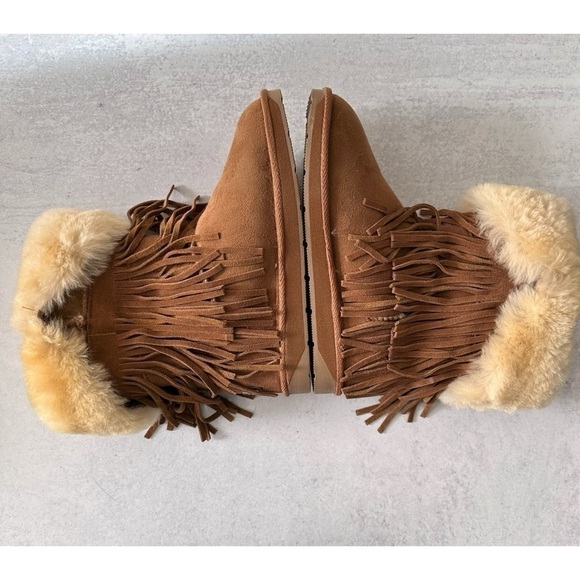 RJ’s Fuzzies Fringe Boots Shearling - Picture 4 of 12